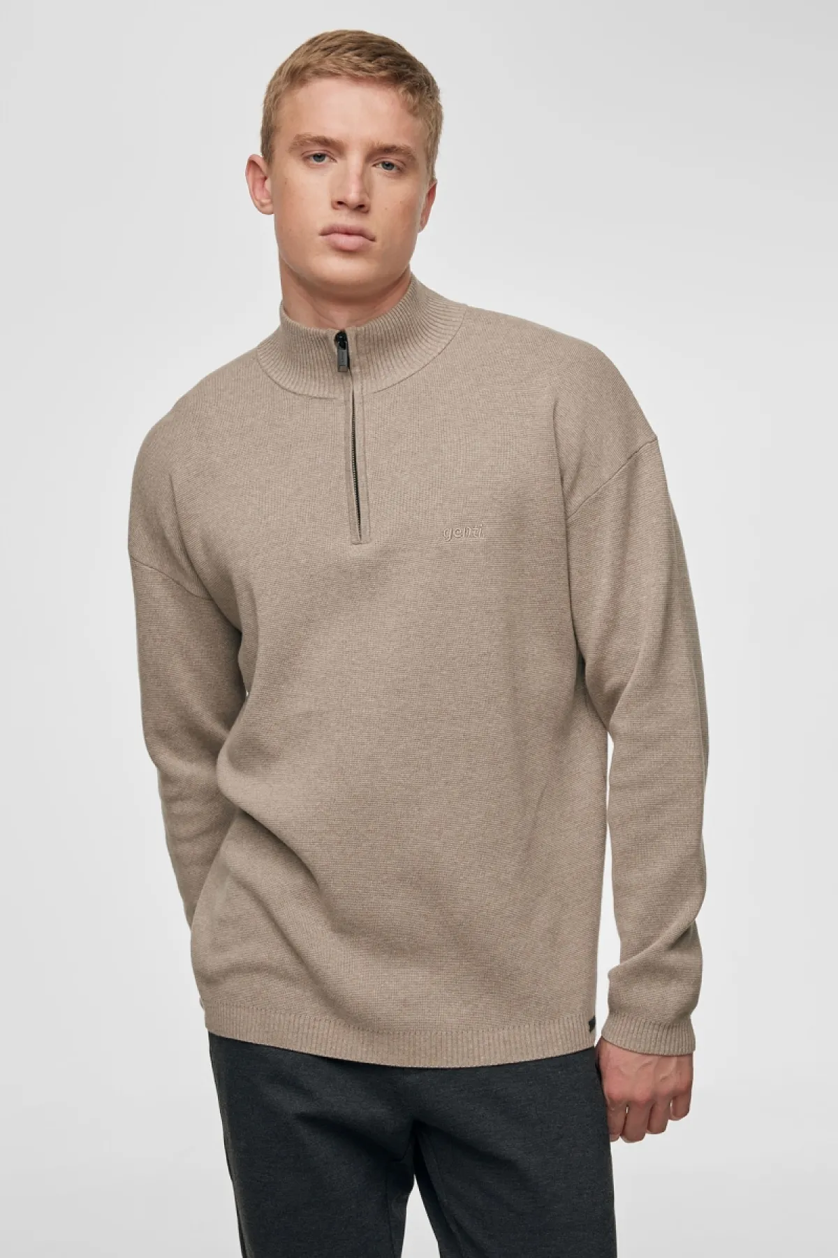 Relaxed half zip beige