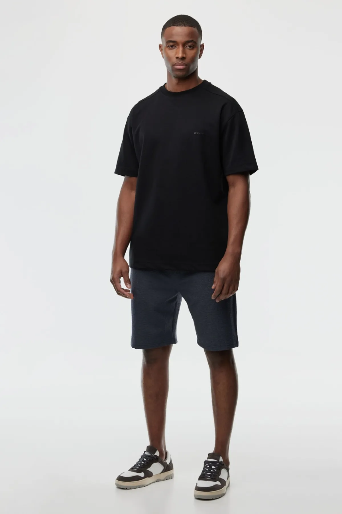 Monogram Short | Donkergrijs